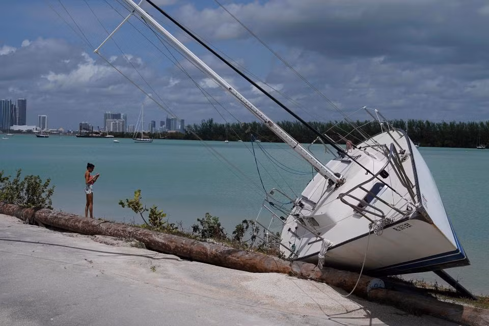 Siêu bão Irma cuốn hàng loạt tàu thuyền vào bờ biển Mỹ.