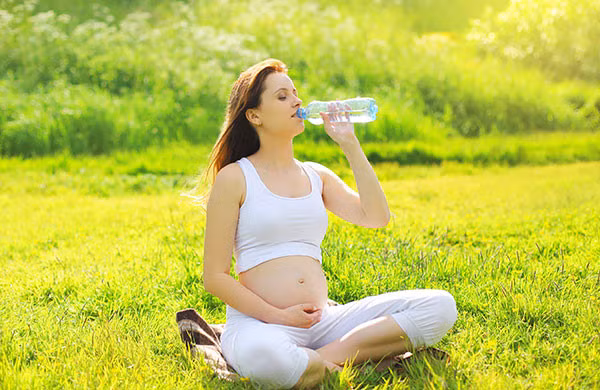 Thiếu nước ối nên uống gì mẹ bầu cần biết Thieu nuoc oi nen uong gi me bau can biet