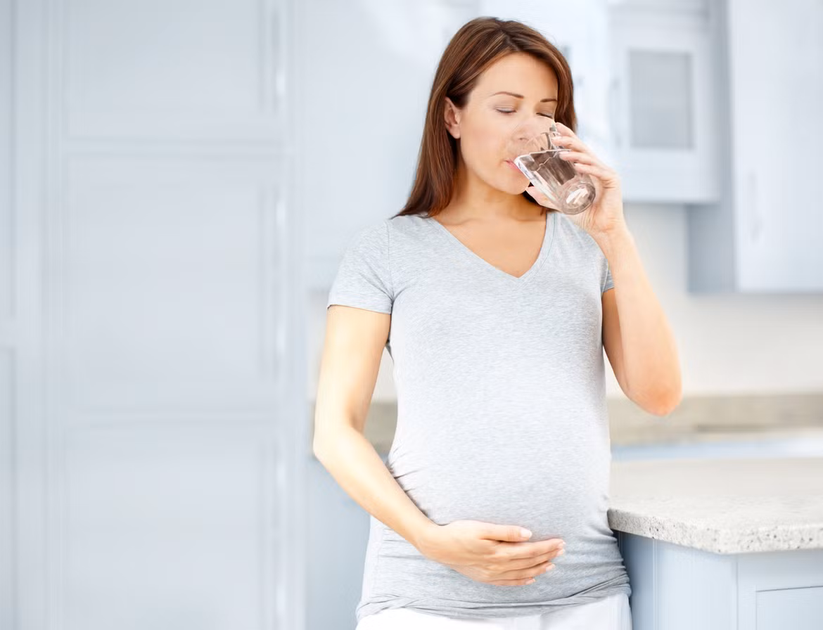 Thiếu nước ối nên uống gì mẹ bầu cần biết - Hình 2 Thieu nuoc oi nen uong gi me bau can biet-Hinh-2