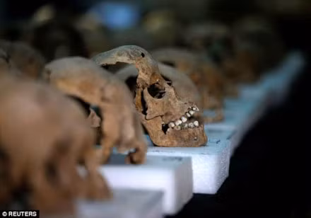 Đối với việc cúng tế và xây dựng Đại Kim tự tháp cho Tenochtitlan vào năm 1487, người Aztec báo cáo rằng có khoảng 80.400 tù nhân đã thiệt mạng trong 4 ngày xây dựng. Tuy nhiên, các nhà sử học tin rằng con số đó có thể đã bị cường điệu hóa.