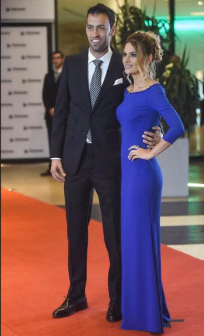Elena Galera, bạn gái của tiền vệ Sergio Busquets. Là người khá kín tiếng, Busquets chỉ mới công khai cô bạn gái xinh đẹp trong một bữa tiệc của đội bóng Barca hồi năm 2014.