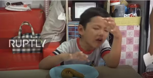 Cậu bé kinh hãi được cho ăn thử và nôn ngay lập tức. Tuy nhiên, có một số khách hàng vẫn mắt nhắm mắt mở liều mình ăn thử và nhận ra nó chỉ là thạch mà thôi!