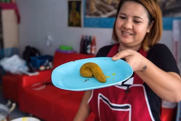 Mới nhìn qua, món ăn này thực sự khiến nhiều người rất buồn nôn. 'Thật là lạ, vì sao cho tới nay chưa ai làm món tráng miệng theo hình phân chó thế này. Tôi thấy ai cũng thích!', Wilaiwan Mee-Nguen nói với phóng viên.