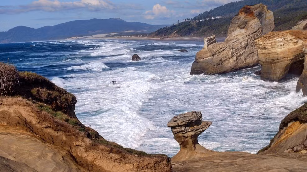 Tảng đá Duckbill, Oregon, Mỹ: Tạo hóa mất hàng nghìn năm để tạo ra tảng đá hình mỏ vịt ấn tượng này. Đây là một trong những điểm du lịch hút khách ở vùng Bắc Thái Bình Dương. Ủy ban Công viên quốc gia Oregon đã dựng các rào chắn để không ai vô tình làm hư hại cảnh quan kỳ vĩ này. Tuy nhiên, họ không tính đến những trường hợp cố tình phá hoại. Ảnh: Kbnd.