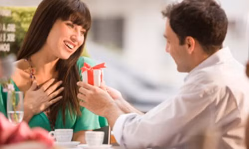 Lộ chuyện ngoại tình vì tặng nhầm bồ món quà dành cho vợ Lo chuyen ngoai tinh vi tang nham bo mon qua danh cho vo