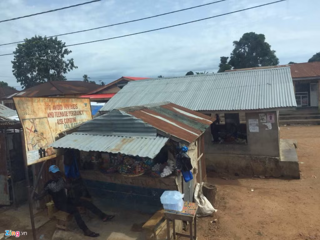 Người dân thị trấn ven biển Lungi ở Sierra Leone. Sierra Leone từng là thuộc địa của Anh và trải qua nhiều năm nội chiến.