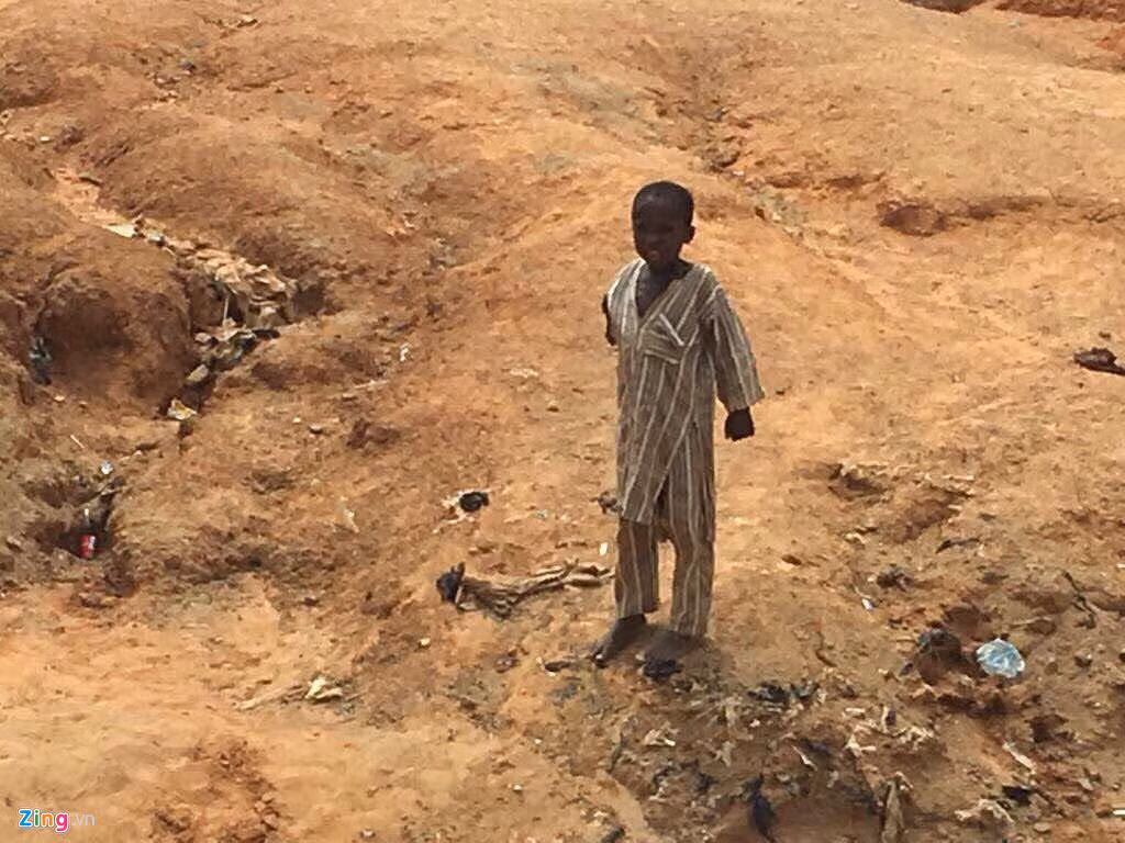 Trẻ em vùng Sahel, phía bắc Nigeria, khu vực đang bị sa mạc hóa. Nơi đây thường xuyên xảy ra khô hạn nghiêm trọng và nạn đói khiến trẻ em bị suy dinh dưỡng. Châu Phi hay còn gọi là lục địa đen là một vùng đất giàu tiềm năng nhưng lại phải đối mặt với nạn phân biệt chủng tộc, nghèo đói, nội chiến và xung đột sắc tộc.