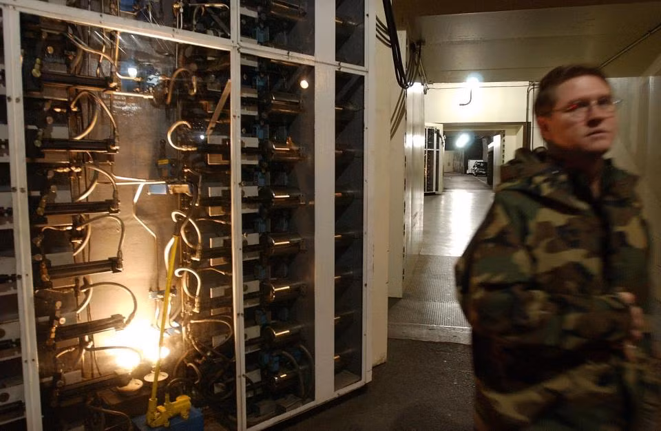 Nếu chiến tranh nổ ra, không quân Mỹ sẽ tập trung tại căn cứ Norad gần Colorado Springs. Tại đây, các quan chức quốc phòng Mỹ có thể lên kế hoạch bảo vệ Mỹ dưới lòng đất. Hầm trú này cũng nhận được một khoản chi tiêu lớn trong những năm gần đây, với 500 triệu bảng Anh chỉ để dành cho cập nhật hệ thống truyền thông.