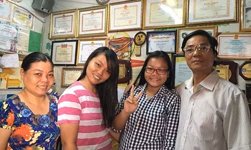 Nuoc mat nguoi me lao cong co con nhan hoc bong Harvard 7 ti
