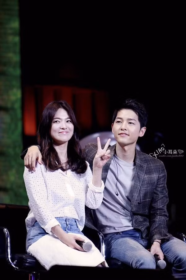 Ngày 31/10 tới đây, Song Joong Ki và Song Hye Kyo sẽ chính thức tổ chức lễ cưới tại khách sạn Shilla, Hàn Quốc trong sự mong chờ của tất cả mọi người. Được biết, trước khi kết hôn bất ngờ, Song Joong Ki đã bí mật tậu biệt thự trị giá khoảng 10 tỉ won (200 tỷ đồng) từ hồi tháng 1. Nam tài tử Hậu duệ mặt trời dự định sẽ chuyển về đây sống khi kết hôn cùng với Song Hye Kyo. Từ hè năm nay, công tác tu sửa cho căn biệt thự đã bắt đầu được lên kế hoạch và đã hoàn thành gần sát ngày cưới.