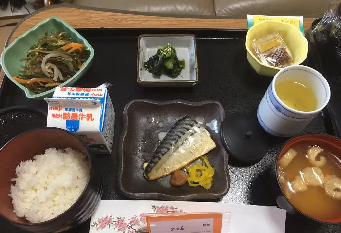 Cá thu, salad Konbu, súp miso, rau chân vịt, cơm, sữa, trà xanh.