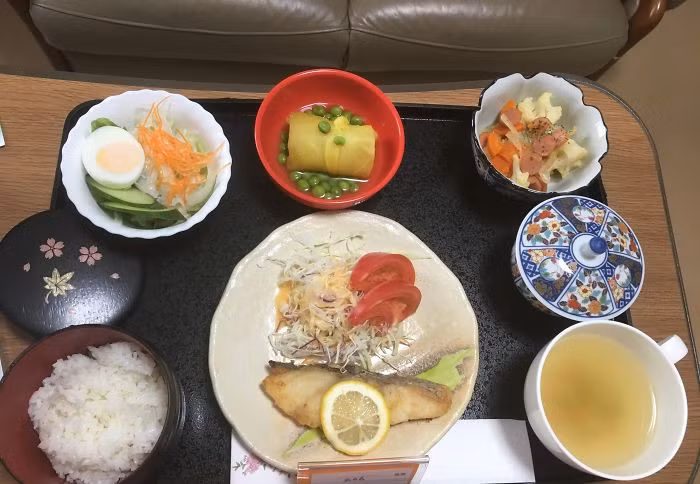Cá tuyết, salad bắp cải, salad pasta, khoai lang, đậu Hà lan, cơm, trà xanh.