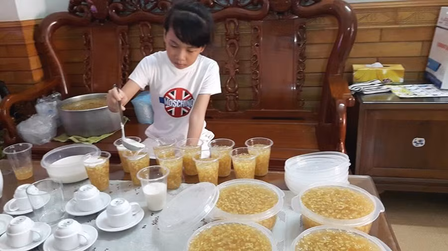 Bảo Ngọc đang múc chè ra cốc cho khách.