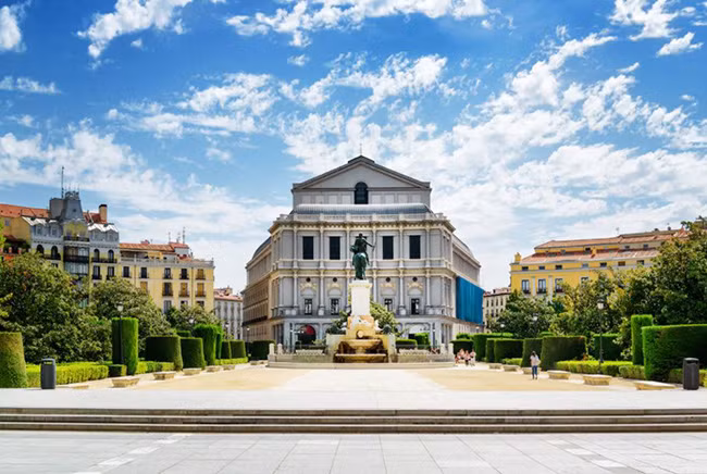 Madrid Nhiệt độ cực nóng đã giảm nhưng vẫn đủ dịu nhẹ để ngồi ở một quán cà phê trên sân thượng và ngắm phong cảnh lộng lẫy của Madrit vào mùa thu. Đây cũng là lúc các sự kiện văn hóa nổi bật được tổ chức như triển lãm Carmen tại Teatro Real và triển lãm Picasso / Lautrec tại bảo tàng Thyssen-Bornemisza.