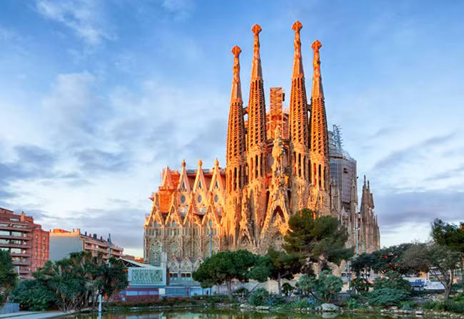 Barcelona Mùa thu đến là khi Barcelona thực sự trở nên sống động, với rất nhiều chương trình, các sự kiện và triển lãm. Suốt từ đầu mùa thu cho Giáng sinh du khách có thể tham gia một số lễ hội và nhất là đừng bỏ lỡ cơ hội thưởng thức các buổi trình diễn văn hóa nghệ thuật xung quanh Nhà thờ chính tòa (từ ngày 11 đến ngày 24/12).