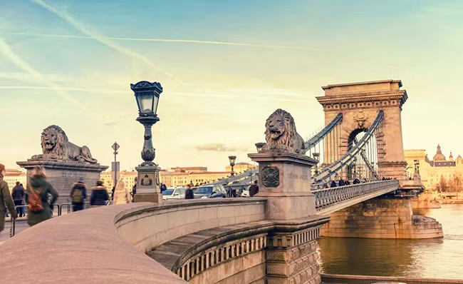 Budapest: Budapest rất đáng yêu vào mùa thu, khi mặt trời không còn tỏa nhiệt quá nóng và lá cây trong các công viên chuyển màu mật ong. Đến đây, bạn có thể tham quan Liên hoan Nghệ thuật Đương đại CAFe (từ 06-22 Tháng Mười), khi các buổi trình diễn nhạc, khiêu vũ và sân khấu được tổ chức tại 40 địa điểm quanh thành phố. Khi gần đến mùa đông không khí trở nên lãng mạn với trượt băng ngoài trời trên hồ ở City Park và các chợ Giáng sinh bán các đồ chơi bằng gỗ truyền thống, các ly chén pha lê… đối với du khách sẽ là những trải nghiệm tuyệt vời.
