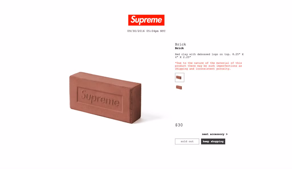  Thương hiệu thời trang nổi tiếng Supreme đến từ New York này từng gây bão dư luận khi bán sản phẩm gạch mang logo Supreme với giá 30 USD. Loại gạch tương tự sử dụng trong xây dựng không có logo của Supreme hiện có giá chỉ khoảng 0,3 USD.