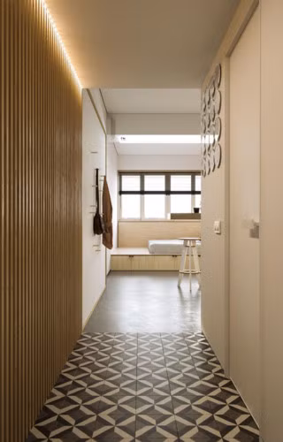 Đây là căn nhà siêu nhỏ tạo ra ấn tượng ngay khi bước vào với hành lang đầy thanh gỗ xếp dọc tạo cảm giác rất hiện đại và sang trọng.