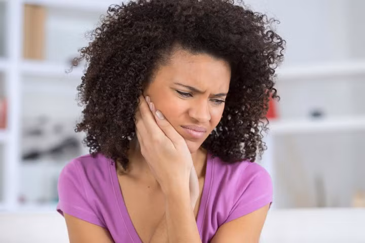 Trà đen có chứa axit tannic làm giảm co lại các mô sưng tấy và giúp ngăn ngừa chảy máu nghiêm trọng. Nếu bạn bị sưng nướu răng, hãy ấn trực tiếp túi trà đen vào đó để chữa bệnh. Bạn cũng có thể sử dụng trà như nước súc miệng để cải thiện sức khỏe của nướu răng.