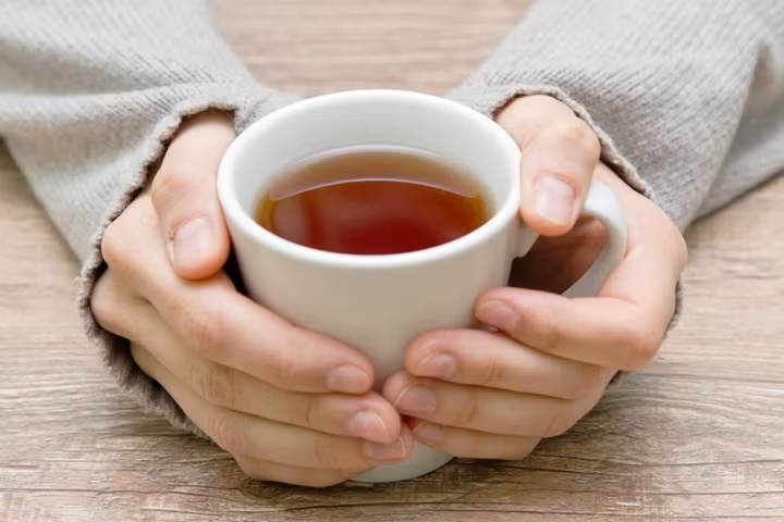 Chống dị ứng: Trà có nhiều chất flavonoid, là những chất hoá học thực vật chống lại chứng viêm và dị ứng. Nhâm nhi một vài tách mỗi ngày sẽ giúp bạn làm giảm các triệu chứng dị ứng.