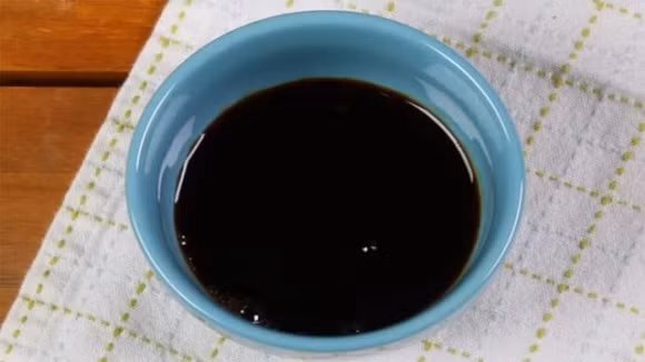 Nguyên liệu cần chuẩn bị: - Xì dầu - 2 thìa cà phê đường - 1 thìa cà phê giấm gạo - Gừng - Đậu phụ
