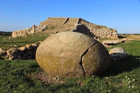 Monte d’Accoddi, Sardinia, Italy: Monte d 'Accoddi là một địa điểm khảo cổ được phát hiện năm 1954 ở Sassari, phía bắc Sardinia, Italy và được gọi là kim tự tháp bậc thang của Italy. Các phần cổ nhất của khu vực này có niên đại từ 4.000 đến 3650 TCN, và các nhà sử học cho rằng đó là một bàn thờ hoặc một ngôi đền. Monte d 'Accoddi được đánh giá là đại diện tiêu biểu nhất về thời tiền sử của Sardinia. Ảnh: Lanuovasardegna.