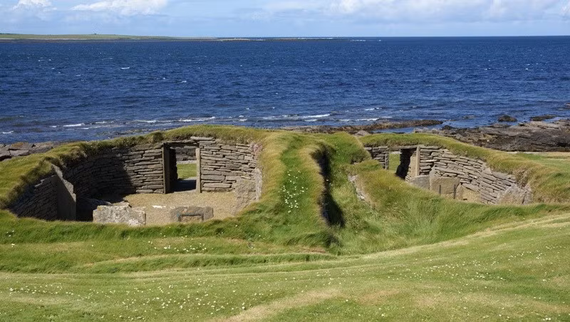 Knap of Howar, Scotland: Knap of Howar nằm trên hòn đảo Papa Westray của Scotland có niên đại từ năm 3700 đến năm 3500 TCN. Công trình được coi là ngôi nhà đá cổ nhất ở Bắc Âu, gồm 2 ngôi nhà được xây dựng liền kề với các bức tường cao 1,6 m. Ảnh: Tumblr.