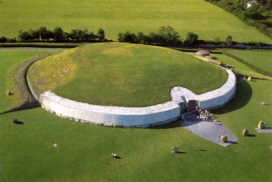 Newgrange, Ireland: Newgrange nằm ở phía đông Ireland là một ngôi mộ cổ khoảng 5.000 năm tuổi. Newgrange có đường kính 85 m và cao 13,5 m là một trong những đài tưởng niệm thời tiền sử ấn tượng nhất ở châu Âu. Năm 1993, Unesco đã công nhận Newgrange là di sản thế giới. Ảnh: Beautifulmeath.
