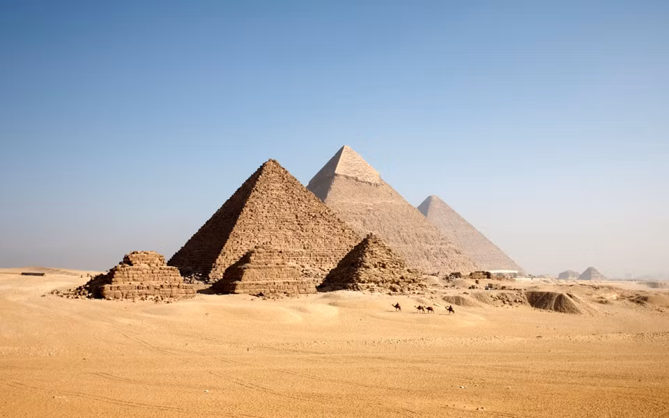 Kim tự tháp Giza, Ai Cập: Giza còn được gọi là kim tự tháp Khufu và là kim tự tháp lớn nhất và lâu đời nhất trong 3 kim tự tháp ở Niza Giza, giáp với El Giza, Ai Cập với chiều cao ban đầu là 146,5 m. Đồng thời, kim tự tháp Giza cũng di sản lâu đời nhất trong 7 kỳ quan của thế giới cổ đại, và là công trình duy nhất còn nguyên vẹn. Các nhà Ai Cập học nói rằng kim tự tháp được xây dựng để trở thành hầm mộ cho triều đại thứ 4 Pharaoh Khufu của Ai Cập và hoàn thành khoảng năm 2560 TCN. Ảnh: Travelandleisure.