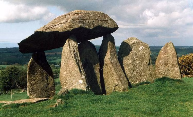 Pentre Ifan, Wales: Pentre Ifan nằm trên sườn núi nhìn ra thung lũng Nevern ở Pembrokeshire là hầm mộ đá lớn nhất và được bảo quản tốt nhất xứ Wales, xây dựng khoảng năm 3500 TCN. Pentre Ifan có nghĩa là làng của Ivan và là địa điểm megalithic nổi tiếng của xứ Wales. Điểm nổi bật của Pentre Ifan là phiến đá khoảng 16 tấn, dài 5 m đặt trên 3 tảng đá khổng lồ cách mặt đất 2,4 m. Ảnh: Megalithic.