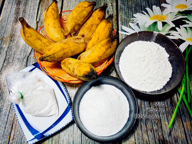 PHẦN 1: Chuẩn bị nguyên liệu món bánh chuối nướng: - 1 kg chuối sứ đã bóc vỏ - 200g đường - 300ml nước cốt dừa - 250g bột mì - 150g bột bắp - 80g sữa đặc - 25g bơ - 1 muỗng canh rượu rum