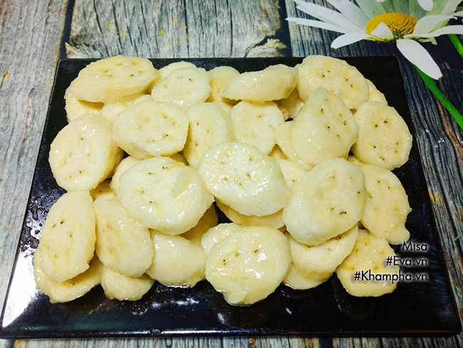 PHẦN 2: Cách làm bánh chuối nướng Bước 1: Chuối bóc vỏ rồi cắt lát tròn, ướp với đường và rượu rum trên 1 giờ cho chuối thấm đường.