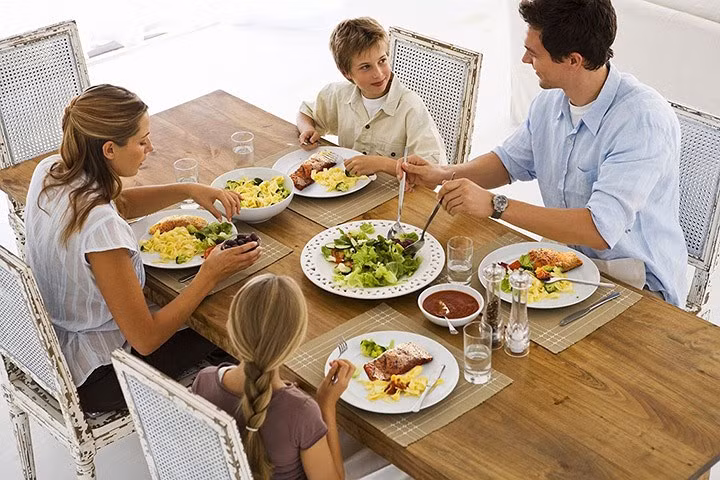 Bạn sẽ có nhiều thời gian hơn để ăn bữa tối hơn bữa ăn sáng. Bữa ăn kéo dài sẽ khiến bạn có khuynh hướng ăn nhiều hơn. Ăn các món ăn nhẹ và nói chuyện nhiều hơn sẽ giúp bạn không ăn quá nhiều.