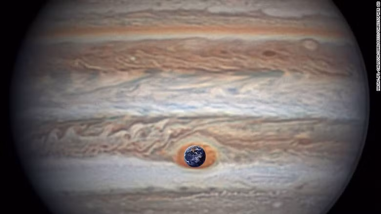 Tàu Juno của NASA ghi lại những hình ảnh tuyệt đẹp về Sao Mộc. Hình ảnh này được NASA ghép lại nhằm so sánh kích cỡ giữa Trái Đất và Sao Mộc.