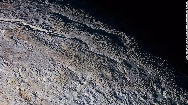 Một hình ảnh khác từ tàu New Horizons cho thấy bề mặt của Sao Diêm Vương với các rặng núi.