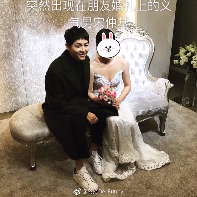Hình ảnh ông xã Song Hye Kyo - Song Joong Ki xuất hiện tại đám cưới người bạn thân.