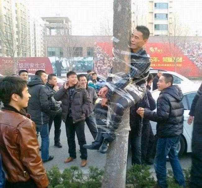 Sau cơn say thanh niên được "leo cây".