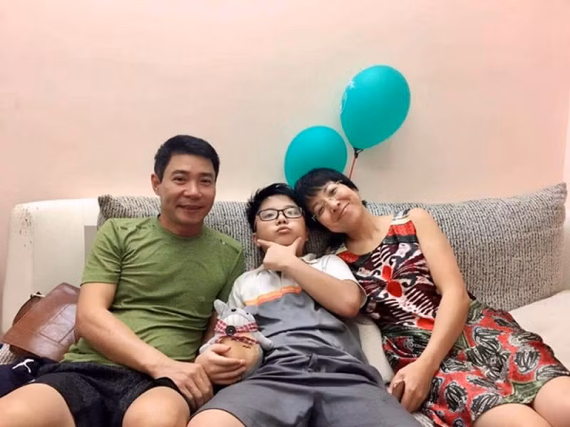 Dù đã “đường ai nấy đi”, cả hai vẫn dành thời gian bù đắp tình cảm cho con trai - Ảnh: Internet