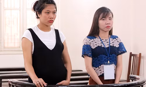 Nu bi cao pham toi cuop tai san bat khoc nuc no tai toa
