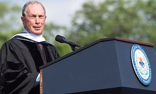 Ty phu Bloomberg: Dung chon viec dua tren tien luong