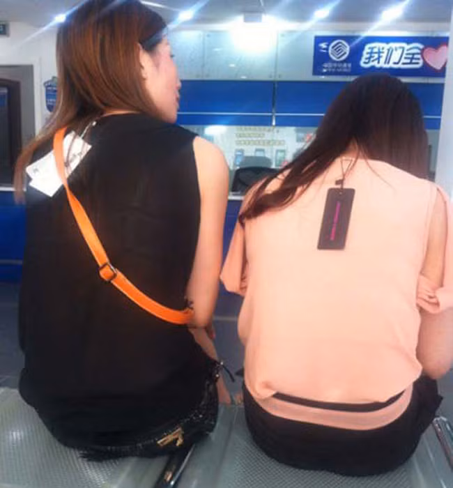 À, bọn em mặc thế này lỡ có ai chê còn có tem để trả lại chứ.