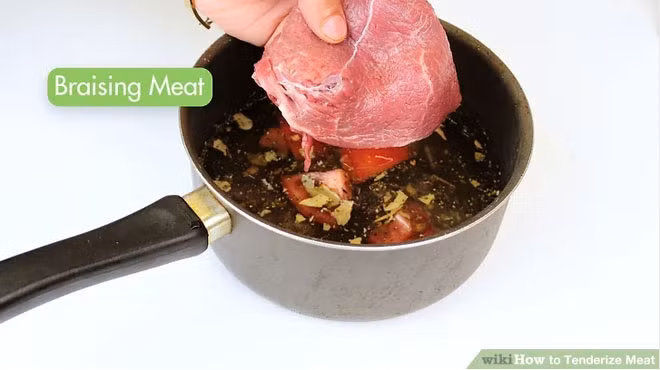 2.Sử dụng nhiệt độ lớn, lâu -Dù bất kì loại thịt gì thì khi chế biến bằng cách hầm trong nước ở nhiệt độ cao trong một thời gian lâu thì đều rất mềm, ngọt. -Một điều chú ý là khi xào thịt bò thì chúng ta phải xào nhanh trên lửa lớn, không nên xào quá lâu thịt sẽ trở nên dai, cứng.