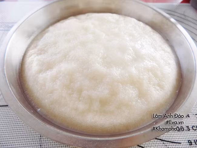 Bước 4: Nấu 1 nồi nước sôi. Đặt chén hay khuôn to có thoa chút dầu vào xửng hấp 5 phút (khuôn nóng) thì đổ bột vào, đậy nắp hấp 15-17 phút là bánh chín.