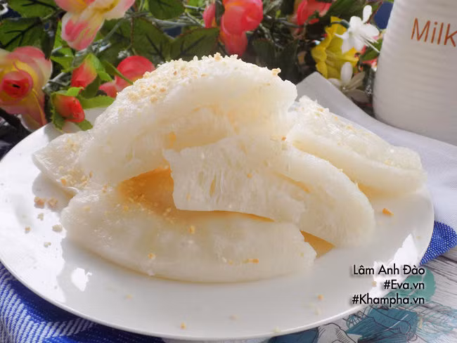 Lấy bánh ra để hơi nguội trước khi lấy cắt.