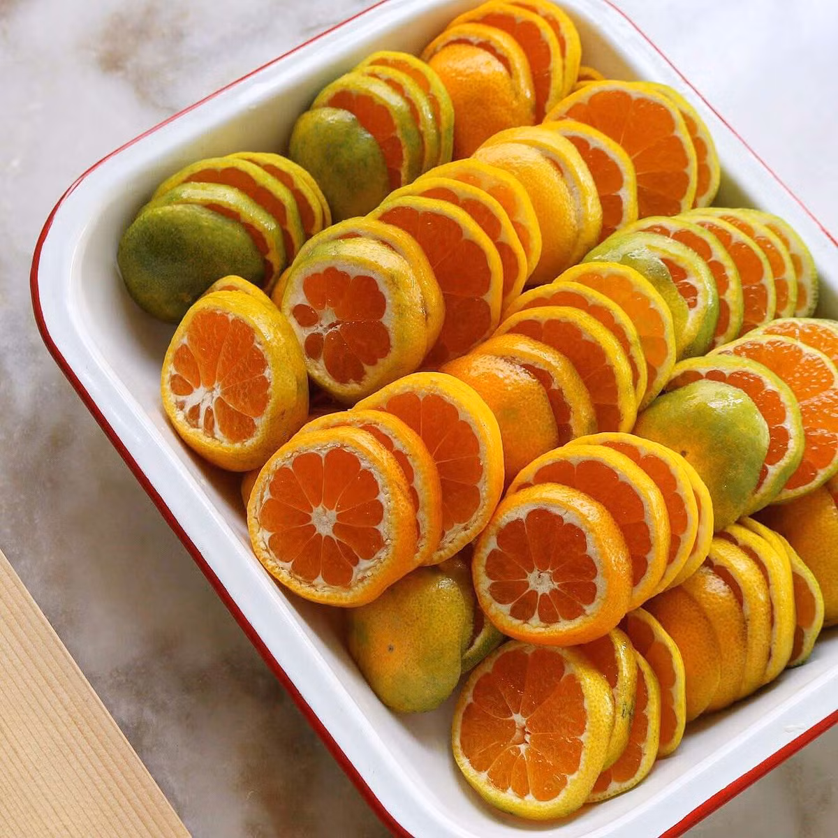 Cắt quất thành những lát mỏng.