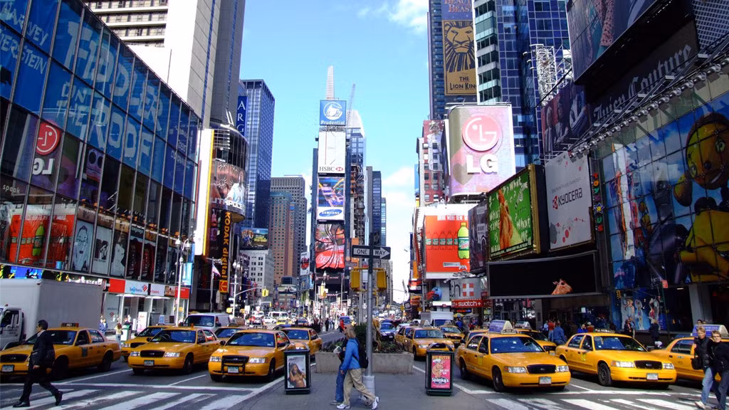 Đại lộ 5 (New York, Mỹ) được coi là một thiên đường thời trang, nơi tập trung của những thương hiệu đắt và nổi tiếng nhất thế giới: Cartier, Gucci, Louis Vuitton, Chanel, Armani, Versace và nhiều hơn nữa. Dọc theo đại lộ cũng có rất nhiều nhà hàng, quán cà phê sang trọng. Đại lộ 5 xuất hiện trong rất nhiều phim của Hollywood. Ảnh: 5pointsblue.