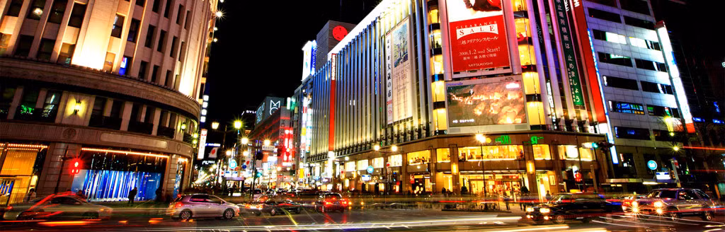 Phố Ginza (Tolyo, Nhật Bản): Khu phố thời trang nổi tiếng bậc nhất Tokyo ngày nay được xây dựng từ tro tàn của một trận hỏa hoạn vào năm 1872. Ginza cũng hứng chịu một loạt các vụ đánh bom trong Thế chiến II khiến nó bị phá hoại nặng nề. Ngày nay, đây là trung tâm thương mại sầm uất với rất nhiều nhà hàng, cửa hiệu thời trang, phòng trưng bày nghệ thuật, cũng như đại lý các hãng điện tử lớn. Ảnh: Japan National Tourism Organization.