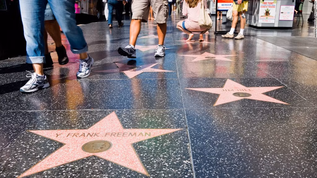 Đại lộ Danh Vọng là tên một tuyến phố ở Los Angeles (Mỹ), nơi có hơn 2.500 ngôi sao màu hồng in tên nhằm tôn vinh những ngôi sao điện ảnh, ca sĩ, người nổi tiếng vì những thành tựu của họ trong ngành giải trí. Con phố này thu hút tới khoảng 10 triệu du khách mỗi năm. Nhiều du khách đến đây chỉ để một lần được chụp ảnh kỷ niệm bên ngôi sao in tên thần tượng của họ. Ảnh: Cnn.