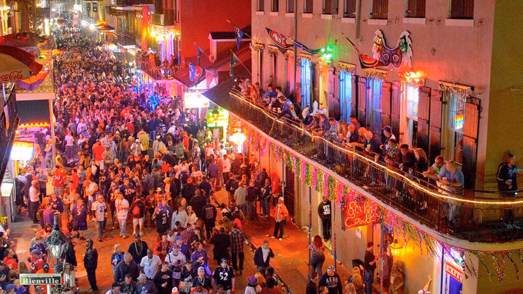 Đường Bourbon (New Orleans, Mỹ): Đường Bourbon chạy ngang qua khu phố Pháp (French quarter) ở thành phố New Orleans. Vào ban ngày, Bourbon chỉ có các phương tiện giao thông đi lại bình thường, nhưng đêm xuống, nơi đây là một thế giới khác biệt, nhộn nhịp nhờ rất đông du khách đến tham quan, ăn uống, mua đồ lưu niệm, thưởng thức nhạc Jazz và xem múa sexy. Ảnh: ABC13 Houston.