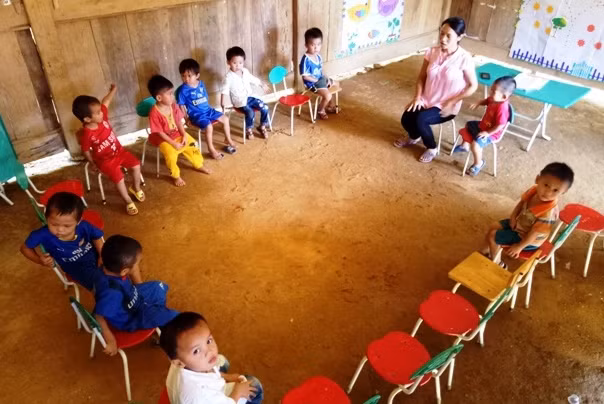 Cô giáo Cao Thị Luyên – Phó Hiệu trưởng trường Mầm non Thanh Xuân, cho hay, tại khu lẻ bản Giá, có 49 học sinh mầm non, được bố trí 3 giáo viên từ ngoài trung tâm xã vào cắm bản. Do điều kiện còn quá khó khăn, nên các cháu đang còn phải học ở trong hai phòng tranh tre, nứa lá.